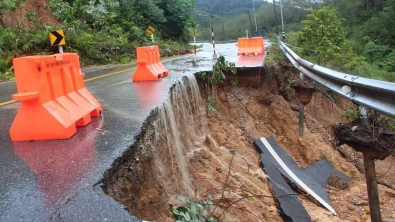 "เบตง"ฝนตกลมพัดแรงต้นไม้ล้มทับบ้าน ดินสไลด์ ถนนทรุด