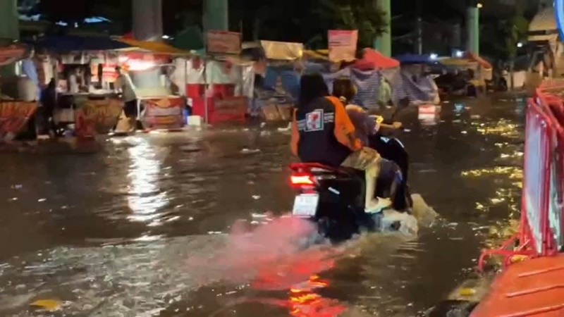 งานเจดีย์สมุทรปราการ อ่วม ฝนถล่มกลางดึก น้ำทะลักท่วม