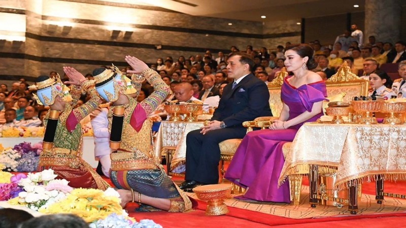 “ในหลวง-พระราชินี”ทอดพระเนตร การแสดงโขนมูลนิธิส่งเสริมศิลปาชีพฯ ตอน”พระจักราวตาร”