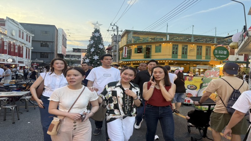 "นายกฯ"ใช้เวลาวันหยุด ชมดนตรีในสวน เดินตลาดนัดอุทยาน 100 ปีจุฬาลงกรณ์มหาวิทยาลัย