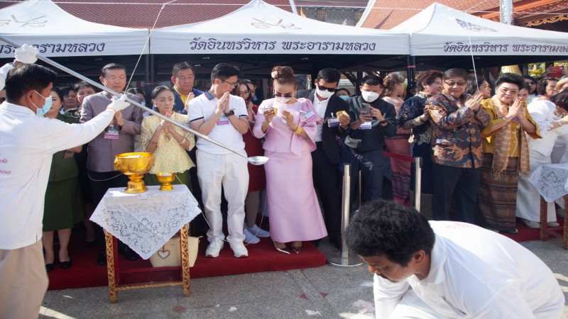 พิธีเททองหล่อพระเกตุมาลาองค์สมเด็จพระร่วงเจ้าองค์ใหญ่ วัดอินทรวิหาร