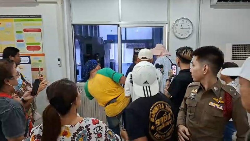หนุ่มทำร้ายเจ้ายักษ์หมาจรย่องพบตำรวจ ชาวบ้านถือป้ายด่าก่อนรุมยำ