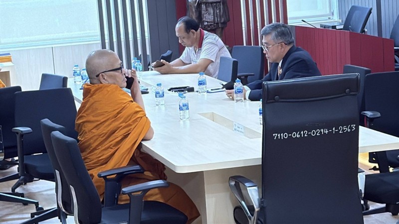 เจ้าอาวาสวัดไร่ขิง ดอดมอบตัว แจงปมยักยอกเงินวัด 300 ล้านบาท แทงพนันออนไลน์
