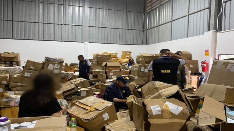 บุกจับสินค้าปลอม พบห้องแห่งความลับซ่อนสินค้าแบรนด์ดัง  มูลค่ากว่า 50 ล้านบาท