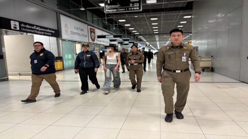 ตม.รวบสาวไทยตามหมายจับคดีพนันออนไลน์-ฟอกเงิน กลางสนามบินสุวรรณภูมิ