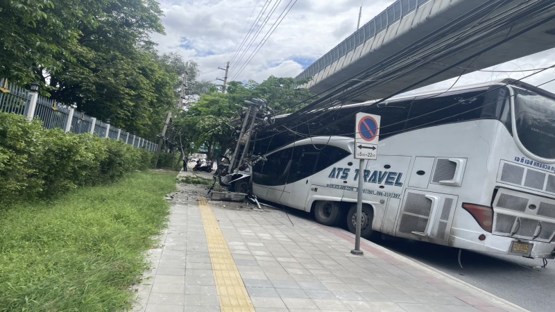 รถบัสนักศึกษา เบรกแตกชนเสาไฟฟ้าเจ็บนับ 10 ราย
