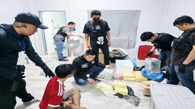 ตำรวจ ดส. รวบ 2 ผู้ต้องหา ยึดไอซ์ 28 กก. ยาบ้ากว่า 5 แสนเม็ด