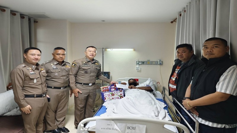 “รอง ผบช.ภาค1” เยี่ยมอาการตำรวจ-อาสา ถูกคนร้ายยิงบาดเจ็บ ขณะล่อซื้อบุหรี่ไฟฟ้า