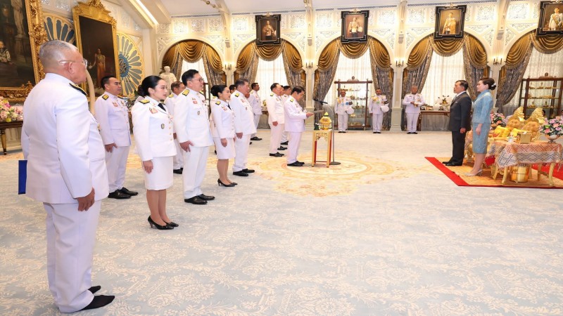 ในหลวง พระราชินี พระราชทานพระบรมราชวโรกาสให้ ครม.ใหม่ เฝ้าฯ ถวายสัตย์ปฏิญาณ