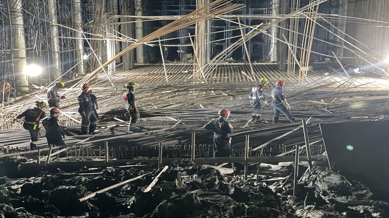 โครงเหล็กก่อสร้างอุโมงค์ส่งน้ำ ทรุดตัวทับคนงานเจ็บ 13 ราย