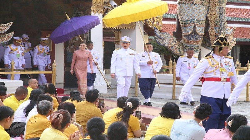 "ในหลวง-พระราชินี" เสด็จฯบำเพ็ญพระราชกุศล เนื่องในวันอาสาฬหบูชา ณ พระอุโบสถวัดพระแก้ว