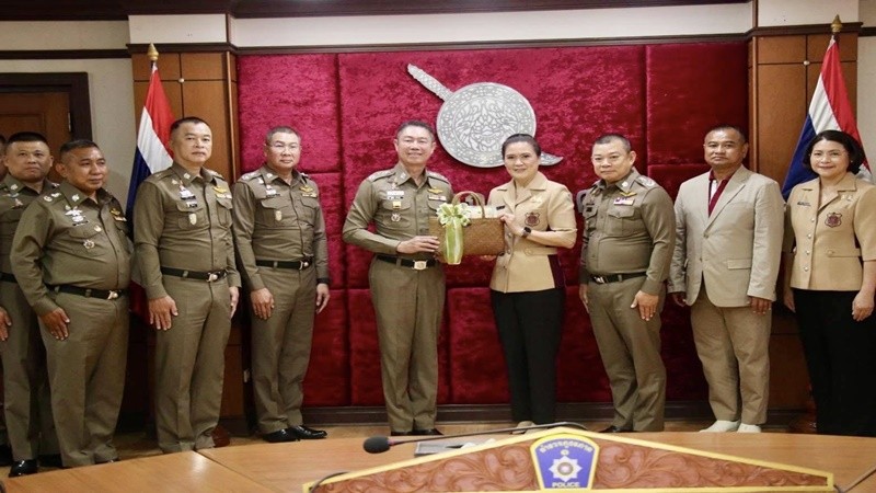 อุปนายกสมาคมแม่บ้านตำรวจ ตรวจเยี่ยมติดตามผลการดำเนินโครงการ "ครอบครัวตำรวจ เราไม่ทิ้งกัน"