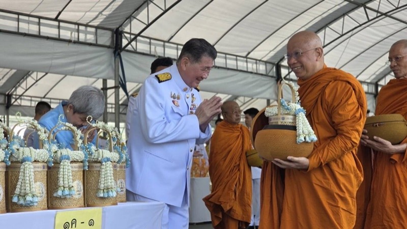 “ภูมิธรรม” นำ ครม.ทำบุญตักบาตรถวายพระราชกุศล เนื่องในวันแม่แห่งชาติ 12 สิงหาคม 2568