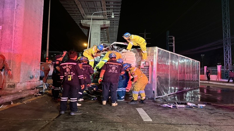 รถบรรทุก 6 ล้อหลับใน พุ่งชนตอม่อรถไฟฟ้า คนขับเจ็บสาหัส