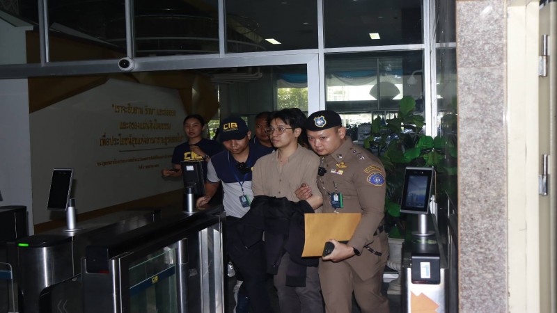 ตำรวจคุมตัว"หมอบี"ถึงกองปราบ เจ้าตัวสีหน้าเครียด