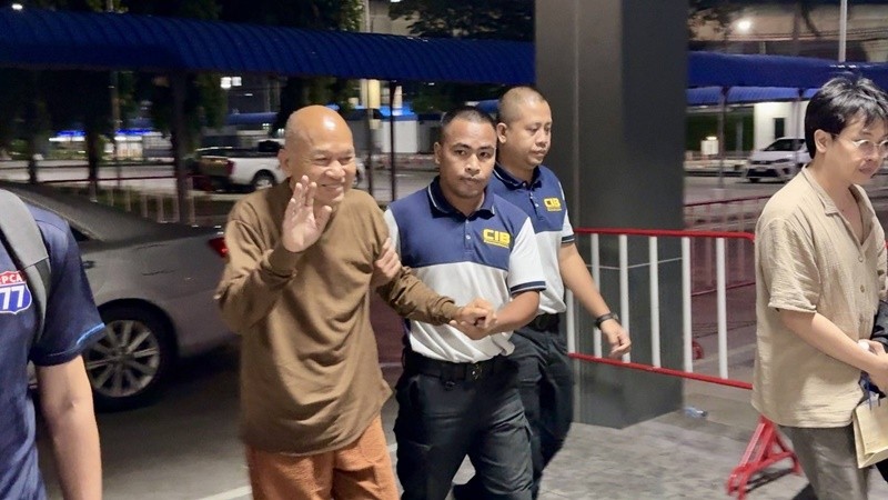ตร.สอบ 24 ชม. ”อดีตพระอลงกต-หมอบี” ปฏิเสธทุกข้อหา