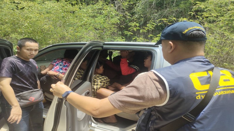 ตร.ปคม. รวบ ทหาร KNU ! ลักลอบขน 21 แรงงานเถื่อนเข้าไทยผ่านช่องทางลับ