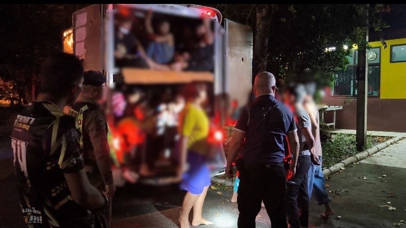 ตำรวจทางหลวง จับกระบะตู้ทึบ ขนแรงงานเถื่อน 71 ชีวิต