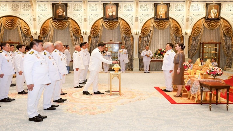 ในหลวง พระราชินี พระราชทานพระบรมราชวโรกาสให้ ครม. ชุดใหม่ เฝ้าฯ ถวายสัตย์