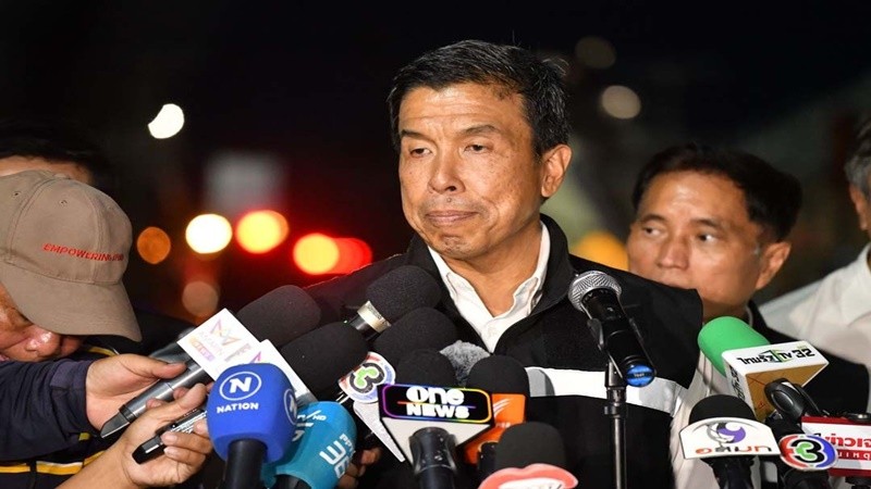 ผู้ว่าฯกทม.เร่งแก้ถนนสามเสนทรุดตัว ทิ้งกระสอบทราย 50,000 ลูก อุดช่องว่างใต้ดิน