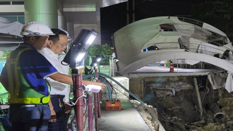 "อนุทิน-ชัชชาติ" ลงพื้นที่ติดตามถนนทรุด กลางดึก เร่งตั้งเครื่องสูบน้ำดูดน้ำออก