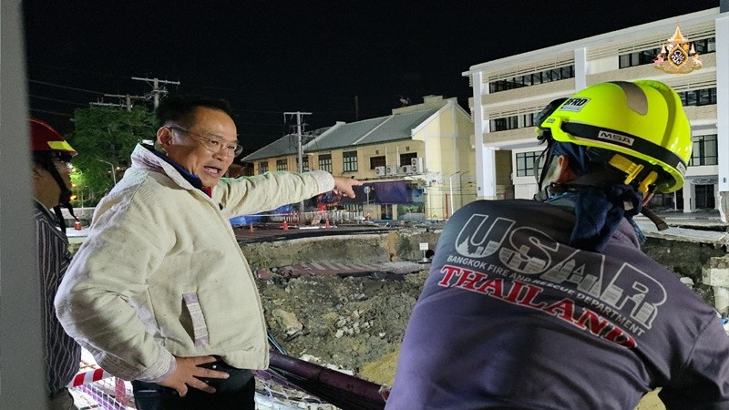 “อนุทิน” ตรวจถนนทรุด รอบดึก สั่งเร่งรื้อ สน.สามเสน
