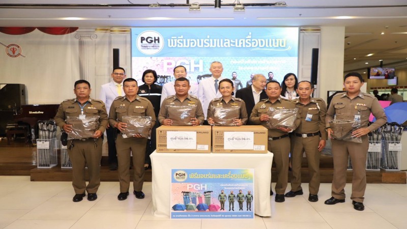 รทท.นายเเพทย์ใหญ่ รพ.ตำรวจ มอบชุดเครื่องแบบปฏิบัติการให้บุคลากร รพ.ตำรวจ