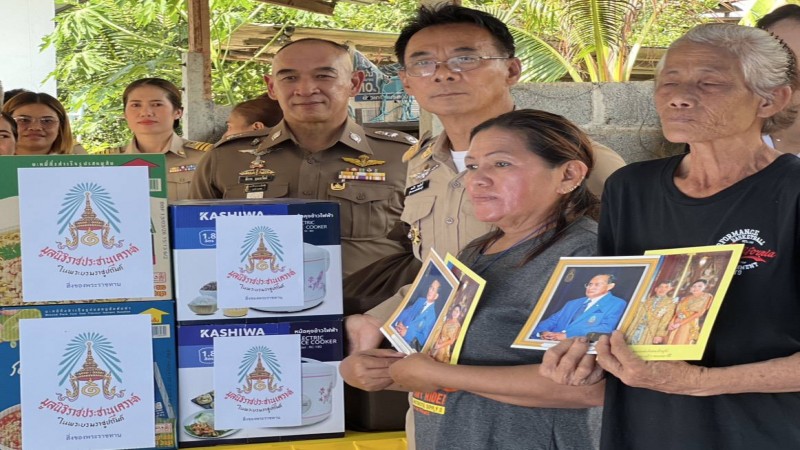 ผวจ.สิงห์บุรี  เป็นประธานฯ  พิธีมอบสิ่งของพระราชทานมูลนิธิราชประชานุเคราะห์ฯ ให้ครอบครัวผู้ประสบอัคคีภัย