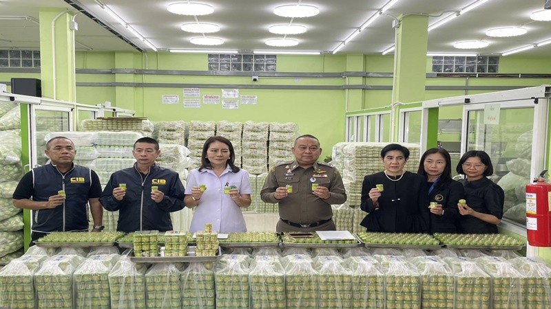 ปคบ. ร่วม อย. บุกตรวจสอบโรงงานผลิต ยาดมยี่ห้อดัง พบลักลอบตั้งรง.ผลิตโดยไม่ได้รับอนุญาต ยึดสินค้ากว่า 2 ล้านชิ้น