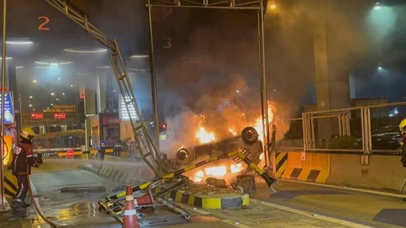 หนุ่มขับแจ๊ซ วูบหลับพุ่งเสยด่านเก็บเงินโทลล์เวย์ ไฟไหม้พังยับ คนขับรอด