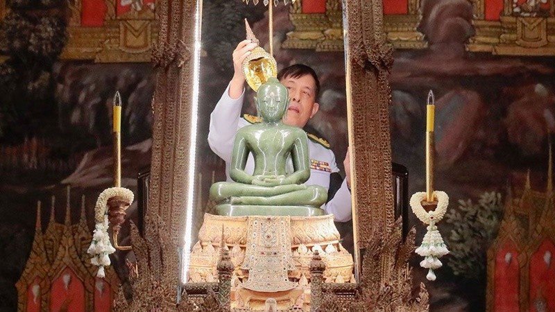 “ในหลวง-พระราชินี” เสด็จฯทรงเปลี่ยนเครื่องทรงฤดูฝนเป็นฤดูหนาวถวายพระแก้วมรกต