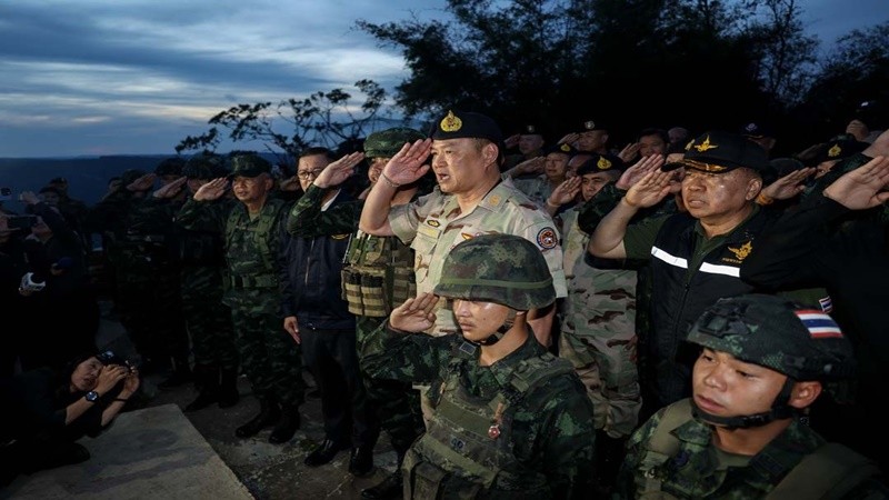 “นายกฯ” ขึ้น “ภูมะเขือ” ร้องเพลงชาติ-เยี่ยมทหารแนวหน้า