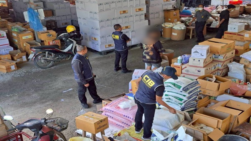 ปคบ. บุกตรวจสอบร้านจำหน่ายปุ๋ย กลางเมืองลำพูน ลักลอบขายสารเคมีทางการเกษตรต้องห้าม-ของปลอม