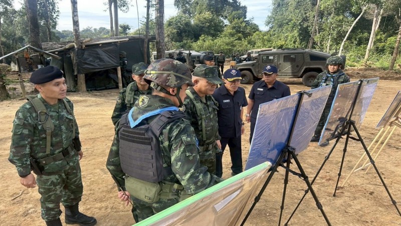 แม่ทัพ 2 พร้อม นทพ. ตรวจเยี่ยมการทำถนนยุทธวิธี เสริมความมั่นคงชายแดนศรีสะเกษ