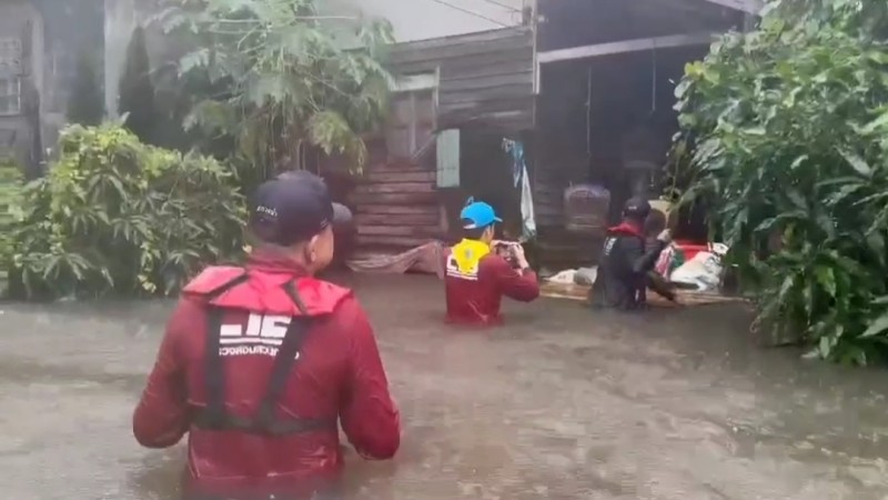 ตำรวจน้ำปัตตานี นำเรือขนถุงยังชีพช่วยเหลือผู้ประสบเหตุน้ำท่วมเมืองปัตตานี