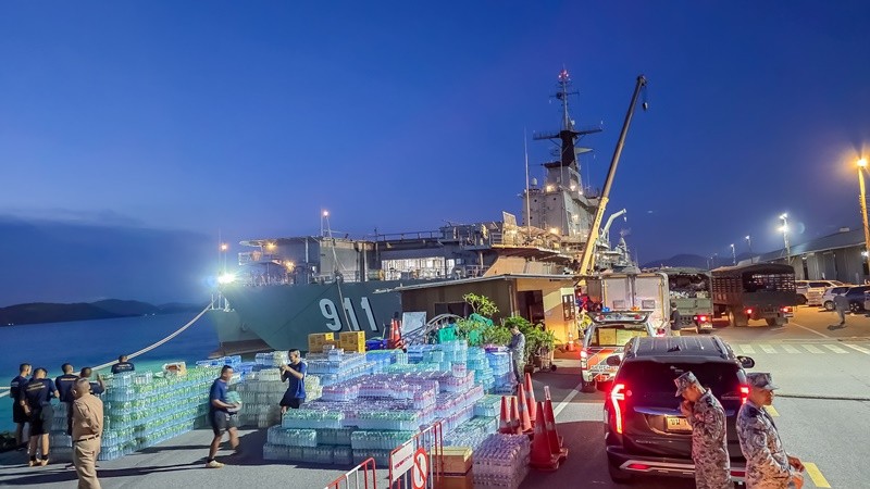 เรือหลวงจักรีนฤเบศร ลำเลียงสิ่งของบริจาคช่วยพี่น้องชาวใต้