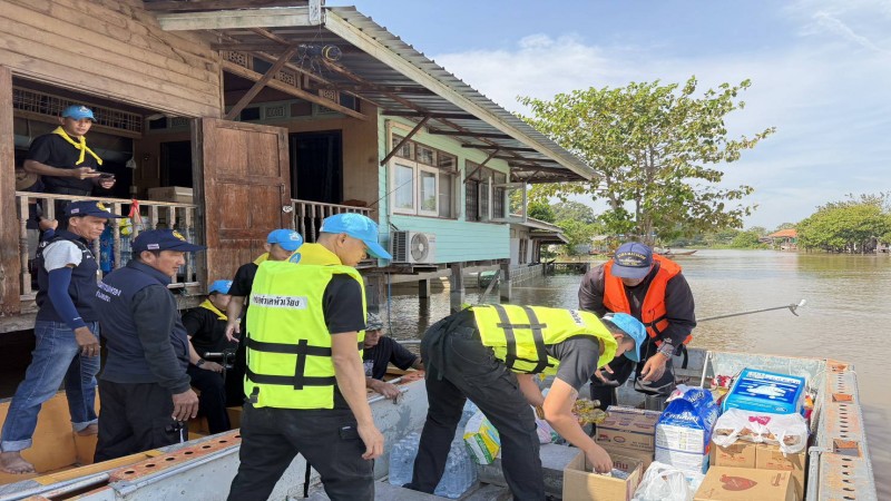 ตำรวจ ปอศ.ช่วยเหลือผู้ประสบอุทกภัย อยุธยา