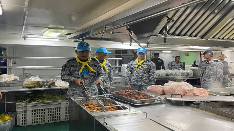 ร.ล.จักรีนฤเบศร เปิดโรงครัวพระราชทานลอยน้ำ ปรุงอาหาร ส่ง ฮ.ช่วยน้ำท่วมหาดใหญ่