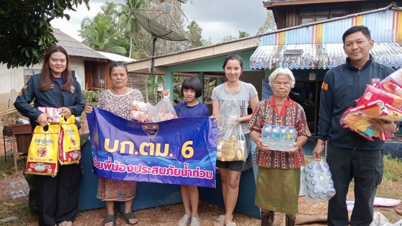 ตม.6 นำสิ่งของเครื่องใช้ช่วยผู้ประสบภัยน้ำท่วมหาดใหญ่