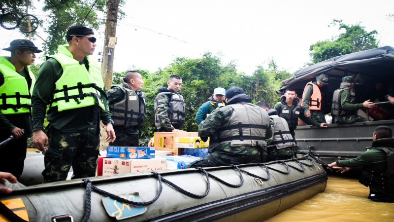 หาดใหญ่ปลายน้ำยังท่วม! ทบ. ส่งทหารช่าง ลุยน้ำช่วยชุมชนบ้านลากูน่า