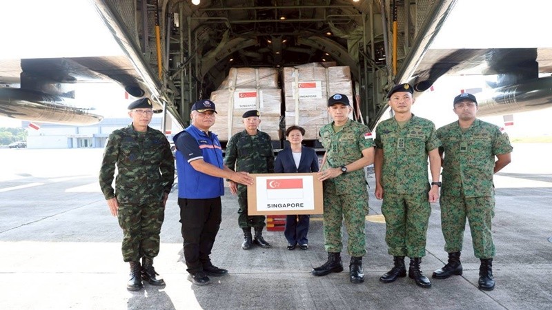 ”สิงคโปร์“ มอบสิ่งของ-ยา-อุปกรณ์ ช่วยน้ำท่วมไทย