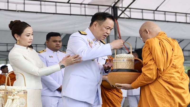“นายกฯ” ทำบุญตักบาตรถวายพระราชกุศล วันคล้ายวันพระบรมราชสมภพในหลวง ร.9